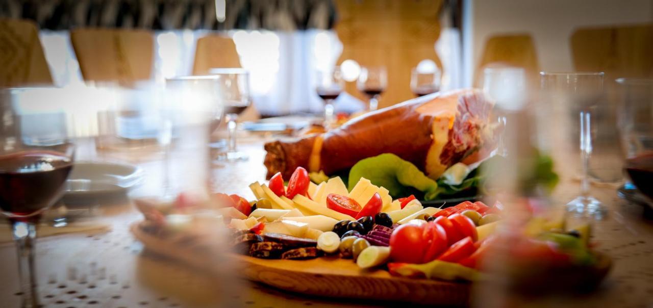 Conacul Olarilor Bed & Breakfast Baia de Fier Dış mekan fotoğraf